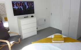 Paisley Central Apartment #4